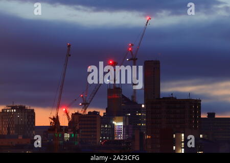 Leeds skyline in ottobre 2019, con la Altus casa in costruzione, che sarà il più alto edificio in Yorkshire a 37 piani di altezza. Foto Stock