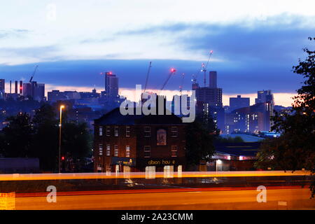 Leeds skyline in ottobre 2019, con la Altus casa in costruzione, che sarà il più alto edificio in Yorkshire a 37 piani di altezza. Foto Stock