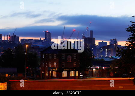 Leeds skyline in ottobre 2019, con la Altus casa in costruzione, che sarà il più alto edificio in Yorkshire a 37 piani di altezza. Foto Stock