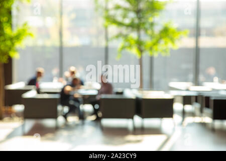 Immagine di sfocatura di spazio aperto per i negoziati e relax con una grande finestra. Luogo di attesa. Il concetto di business. Foto Stock