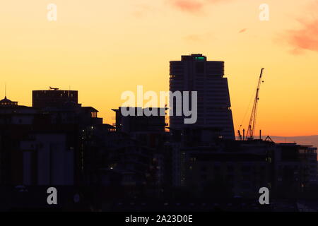 Leeds skyline stagliano contro un cielo di sunrise Foto Stock