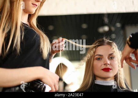 Bella Donna di ottenere capelli ricci in salone Foto Stock