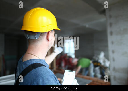 Il tecnico del ramo che mostra qualcosa Foto Stock