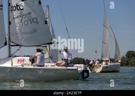 Belgrado, Serbia, Agosto 18, 2019: Tre-persona scuderie concorrenti nella classe Micro regata a vela sul fiume Sava Foto Stock