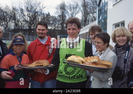 Dortmund, Deutschland. 26 Sep, 2019. firo: 03/1995 Calcio, 1994-1995 1.Bundesliga: BVB Borussia Dortmund Flemming Poulsen prende il pane donato da tifosi | Utilizzo di credito in tutto il mondo: dpa/Alamy Live News Foto Stock