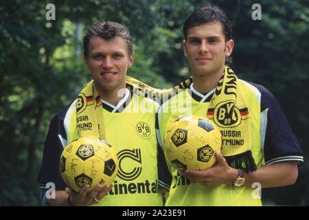 Dortmund, Deutschland. 26 Sep, 2019. firo: 06/1995 Calcio, 1995/1996 1.Bundesliga: BVB Borussia Dortmund Carsten Wolters e Partik Berger (a destra) Presentazione | Utilizzo di credito in tutto il mondo: dpa/Alamy Live News Foto Stock