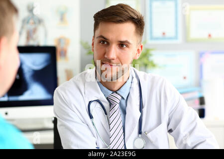 Medico sorridente parlando con un collega Foto Stock