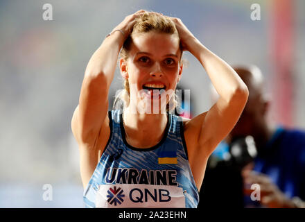 Per l'Ucraina Yaroslava Mahuchikh celebra vincente in argento le donne salto in alto durante il giorno quattro della IAAF Campionati del Mondo Al Khalifa International Stadium, Doha, Qatar. Foto Stock