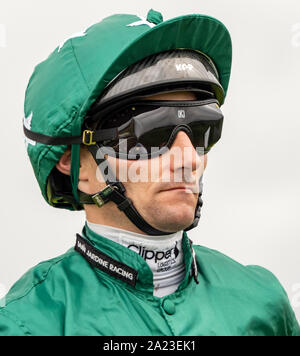 Jockey Daniel Tudhope su Lara Silvia, vincitore di ogni gara in diretta su vivaio RacingTV Handicap a Musselburgh Racecourse - 29 settembre 2019. Foto Stock