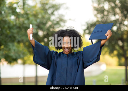 Fiducioso americano africano donna presso la sua laurea. Foto Stock