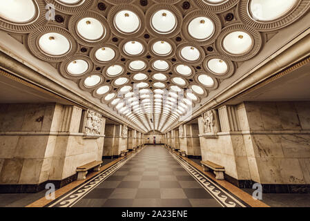 Mosca, Russia, Settembre 28, 2019: interni di Elektrozavodskaya stazione della metropolitana. Costruita come parte della terza fase della metropolitana di Mosca e aperto su 15 Foto Stock