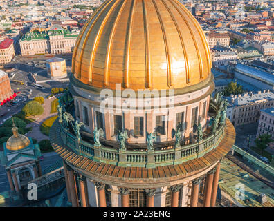 Vista aerea la cupola e il tetto del Colonnato di San Isacco cattedrale, affacciato sul centro storico della città di San Pietroburgo Foto Stock