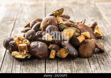 Una partita di funghi porcini sul vecchio tavolo in legno. Foto Stock