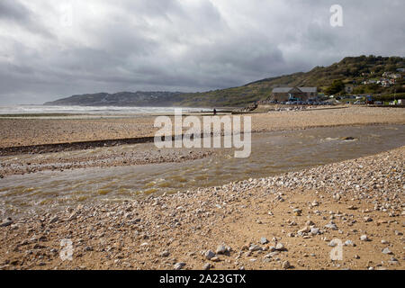 Spiaggia di Charmouth guardando verso Lyme Bay, Dorset Inghilterra Foto Stock