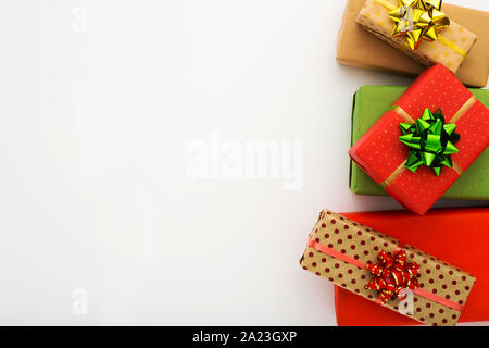 Composizione di natale. Regalo di natale le caselle previste su sfondo bianco. Appartamento laico, vista dall'alto, copia dello spazio. Foto Stock