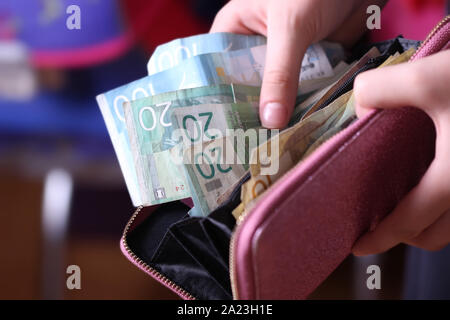 Contare il denaro in un portafoglio Foto Stock