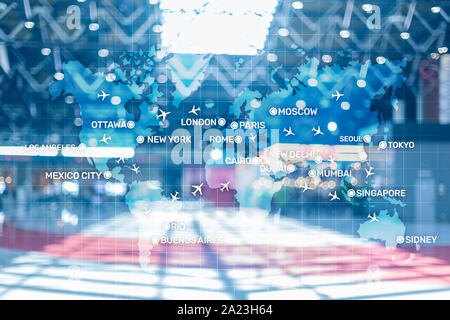 Carta da parati di aviazione con piani sopra la mappa con i principali nomi di città. Mappa digitale con piani intorno al concetto di mondo Foto Stock