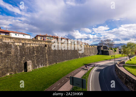 Vista panoramica delle fortificazioni di Hondarrabia vicino a San Sebastian e il confine francese in Paese Basco Foto Stock