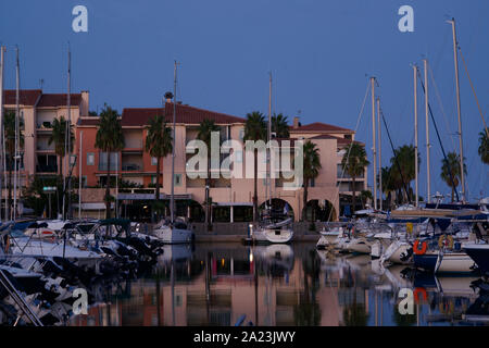 Marina di Argles sur Mer di sera Foto Stock