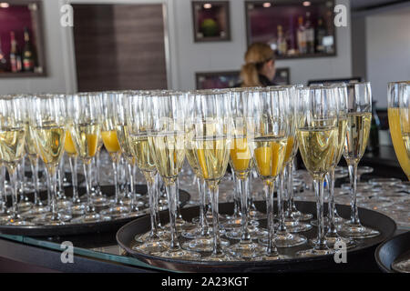 I vassoi di champagne pronti per un brindisi Foto Stock