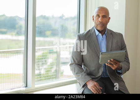 Coppia African American uomo al lavoro su un tablet. Foto Stock