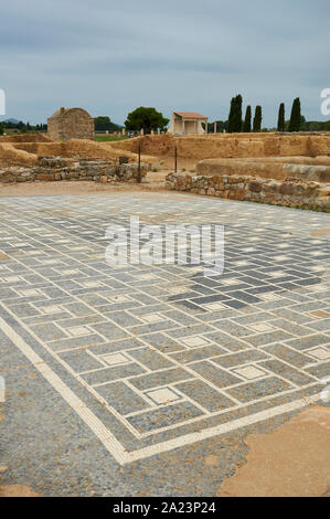 Geometrico mosaico romano in una domus della antica città romana di Empúries Sito Archeologico (Ampurias, La Escala, Alt Empordà, Girona, Spagna) Foto Stock