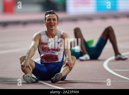 Doha in Qatar. Il 30 settembre, 2019. Karsten Warholm di Norvegia celebrando vincere l'oro nei 400 metri ostacoli per gli uomini durante il XVII IAAF mondiale di atletica Al Khalifa Stadium di Doha, in Qatar. Ulrik Pedersen/CSM/Alamy Live News Foto Stock