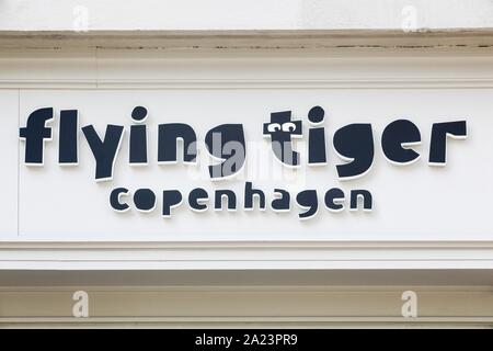 Lione, Francia - 5 Settembre 2019: Flying Tiger Copenhagen logo su una parete. Flying Tiger Copenhagen è una varietà danese catena di negozi Foto Stock