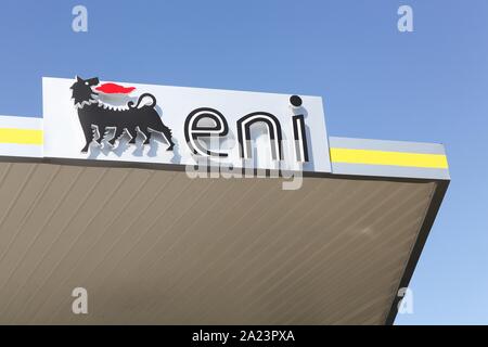 Mionnay, Francia - 20 Settembre 2019: logo Eni su una stazione di gas. ENI è un olio italiano azienda con sede in Roma, Italia Foto Stock