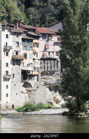 Case Sospese nel villaggio di Pont en Royans, Francia Foto Stock