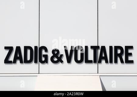 Villefontaine, Francia - 13 Settembre 2019: Zadig & Voltaire logo su una parete. Zadig & Voltaire è un francese pronto a indossare marchio creato nel 1997 Foto Stock