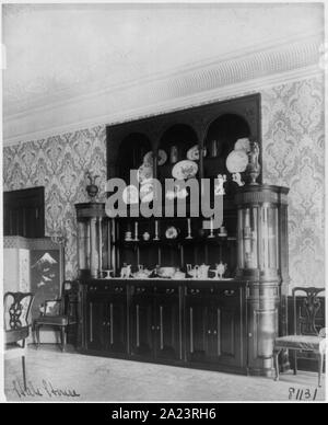 Gli interni ornati di Chandler Hale house, 1001 16th St., N.W., Washington D.C., mostrando il pianoforte, camini e Cina armadio Foto Stock