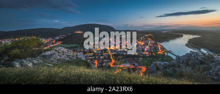 Vista della piccola città di Hainburg an der Donau con il Fiume Danubio come visto dalla collina Braunsberg al crepuscolo Foto Stock