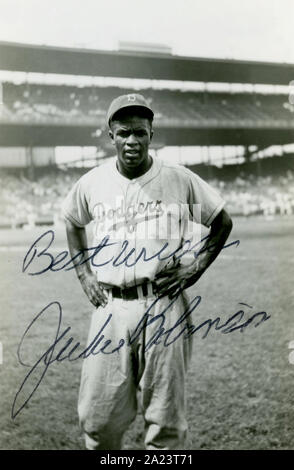 Vintage firmato in bianco e nero istantanea del leggendario Brooklyn Dodger pagatore Jackie Robinson che era il primo americano africano a rompere la linea di colore in Mjaor League Baseball nel 1947. Foto Stock