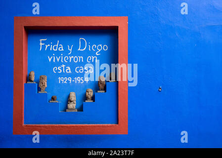 Luglio 25, 2019: Segno legge " Frida e Diego visse in questa casa.". Frida il museo. Città del Messico Foto Stock