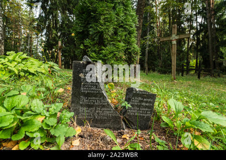 Kurapaty, Minsk/Bielorussia - Settembre 15, 2019 il monumento di granito "bielorussi dal popolo americano" presentato da Bill Clinton nel 1994 Foto Stock