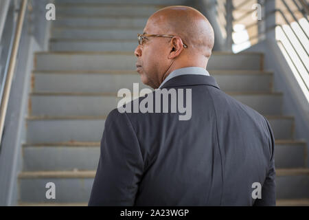 African American businessman di partire per un viaggio di lavoro. Foto Stock