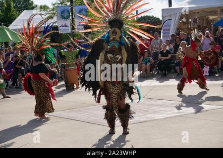 Mexica Yolotl, a Minneapolis-base Aztec tradizionali balli di gruppo che celebra la pre-eredità ispanica di eseguire presso la Minnesota State Fair. Foto Stock