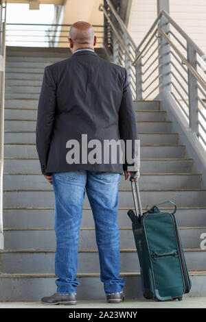 African American businessman di partire per un viaggio di lavoro. Foto Stock