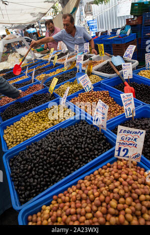 Pressione di stallo di mercato la vendita di olive nel quartiere Fatih di Istanbul Foto Stock