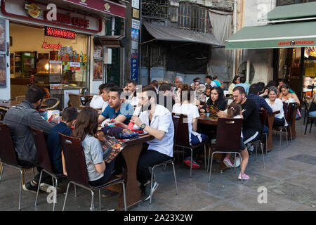 Occupato cafè & restaurant ad Istanbul in Turchia Foto Stock