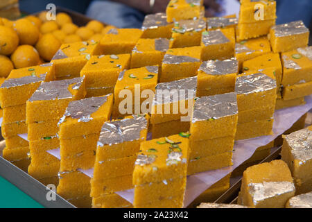 Visualizzazione dei dolci indiano (Barfi) in una finestra shopfront, Calcutta, India Foto Stock