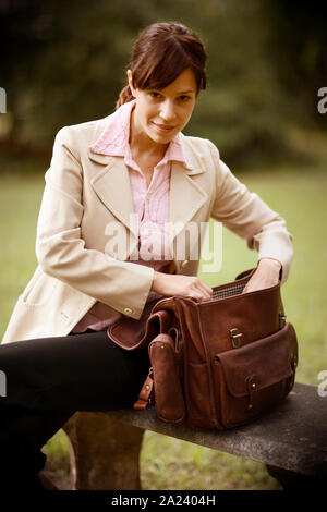 Ritratto di una giovane donna in abbigliamento formale. Foto Stock