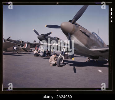 P-51 (Mustang) aerei da combattimento in fase di preparazione per la prova di volo presso il campo della North American Aviation, Inc., impianti a Inglewood, California Foto Stock