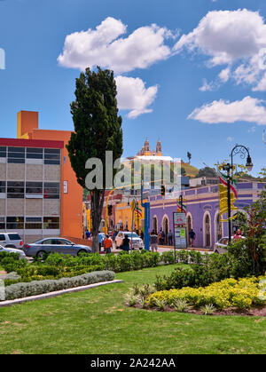 San Pedro Cholula, Messico, Settembre 30, 2018 - Vista di San Pedro Cholula centro e Plaza de la Concordia giardino con il Santuario di Nostra Signora dei Rimedi in background. Foto Stock