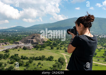 Donna di scattare le foto del Viale dei Morti e Piramide della Luna a Teotihuacan rovine, Messico Foto Stock