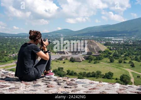 Donna di scattare le foto del Viale dei Morti e Piramide della Luna a Teotihuacan rovine, Messico Foto Stock