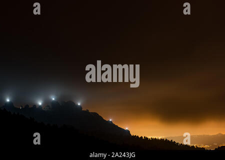 Luci illuminano i multi-picco la gamma della montagna di Montserrat, 40 km a nord di Barcellona, durante un evento chiamato Llum i Llibertat (luce e libertà) detenute da catalano pro-indipendenza attivisti. Cinquecento gli alpinisti hanno posto un totale di 131 luci su cime del massiccio del mitico in memoria dei 131 presidenti della storia del governo catalano. Foto Stock