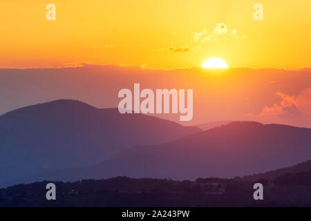 Bellissimo tramonto colorato in montagna italiana Foto Stock
