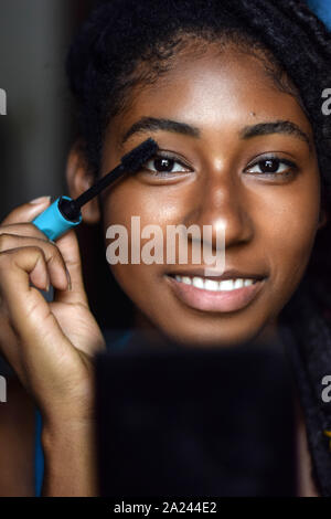 Giovane donna nera di applicare il make up, Cali, Colombia Foto Stock